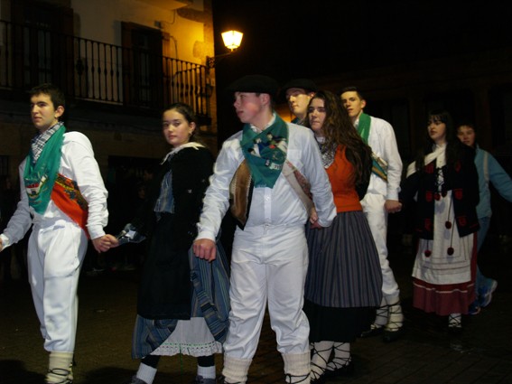 Kintoak zortzikoa dantzatzen - 28