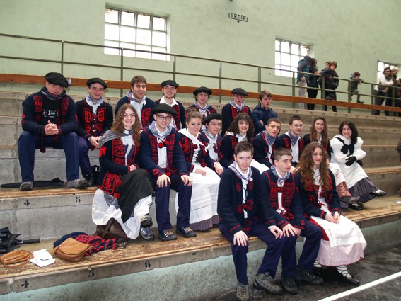 Urdiaingo kintoak zortzikoa dantzatzen - 4