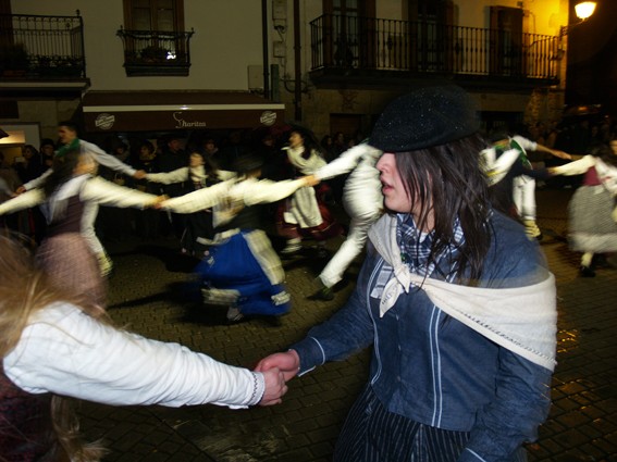 Kintoak zortzikoa dantzatzen - 18