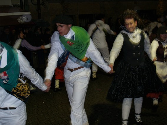 Kintoak zortzikoa dantzatzen - 12