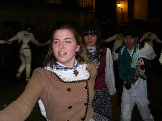 Kintoak zortzikoa dantzatzen - 11