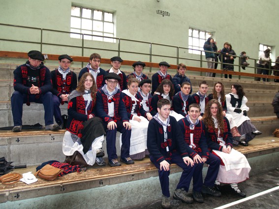 Urdiaingo kintoak zortzikoa dantzatzen - 2