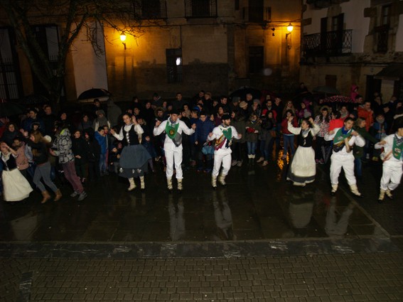 Kintoak zortzikoa dantzatzen - 24