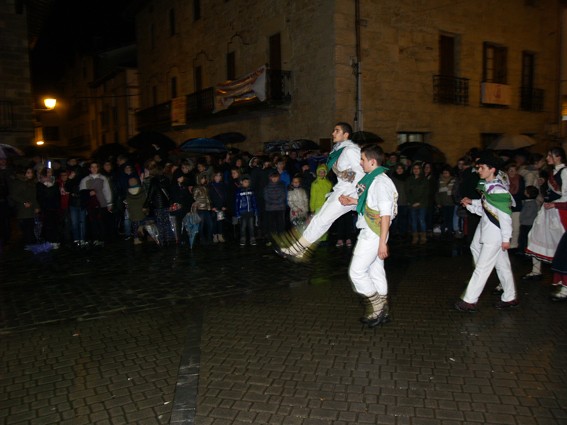 Kintoak zortzikoa dantzatzen - 20