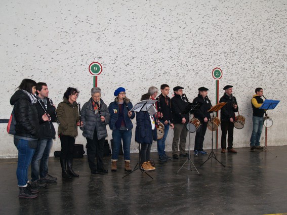 Urdiaingo kintoak zortzikoa dantzatzen - 7