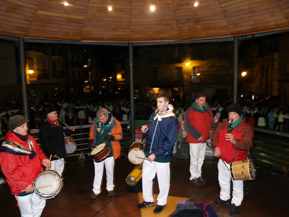 Kintoak zortzikoa dantzatzen - 25