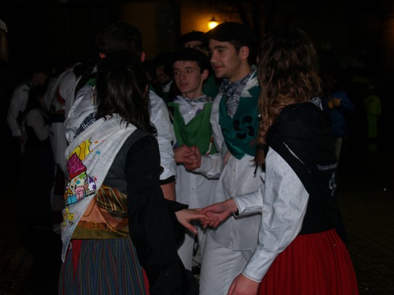 Kintoak zortzikoa dantzatzen - 2