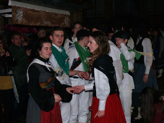 Kintoak zortzikoa dantzatzen - 1