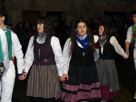 Kintoak zortzikoa dantzatzen - 17