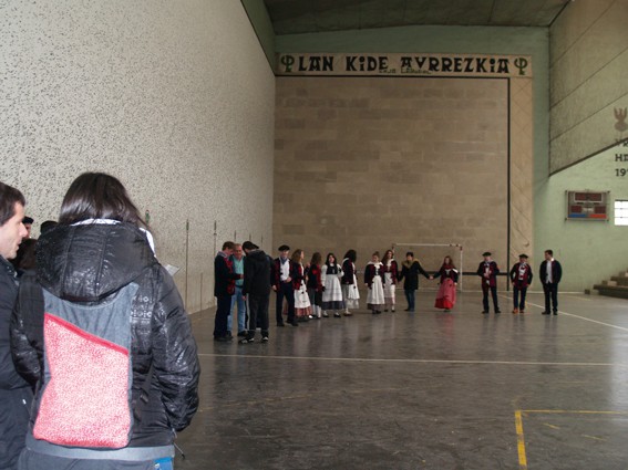 Urdiaingo kintoak zortzikoa dantzatzen - 9