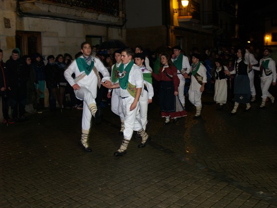 Kintoak zortzikoa dantzatzen - 21