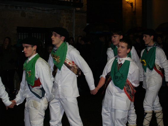 Kintoak zortzikoa dantzatzen - 16