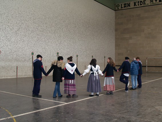 Urdiaingo kintoak zortzikoa dantzatzen - 6