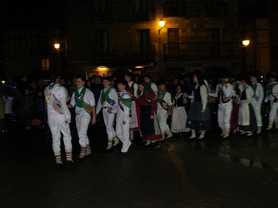 Kintoak zortzikoa dantzatzen - 23