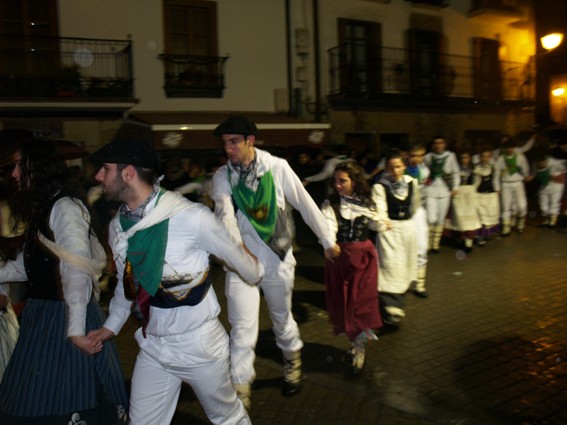Kintoak zortzikoa dantzatzen - 10