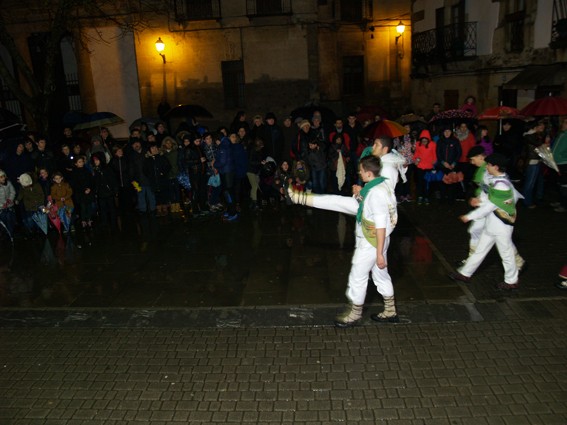 Kintoak zortzikoa dantzatzen - 22