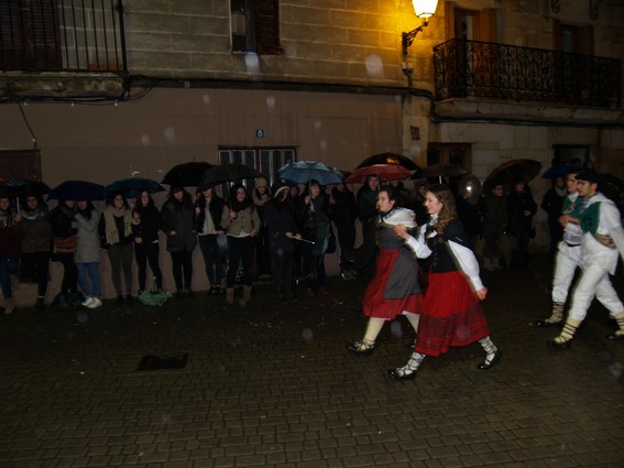 Kintoak zortzikoa dantzatzen - 4