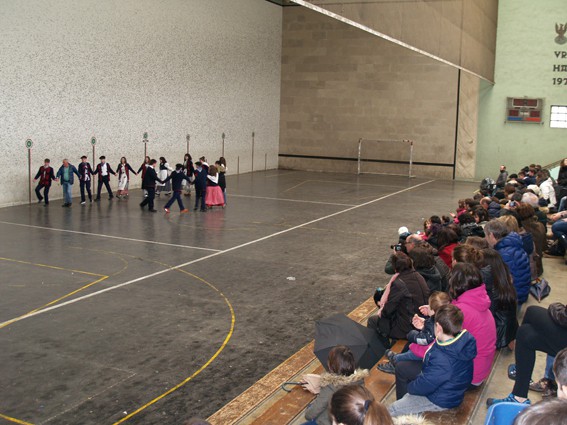 Urdiaingo kintoak zortzikoa dantzatzen - 14