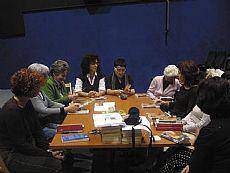 Hostoak behera, liburuak esku artera