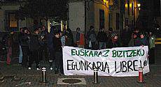 Egunkariaren alde eta euskararen "erasoen" kontra