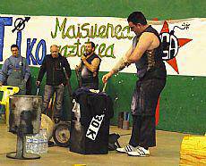 Frontoia beteta Olaztiko herri kirol jaialdian