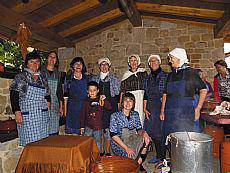 Jendetza txistorraren usaira bilduta