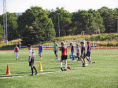 Futbolean murgiltzen: Sakanako Futbol campuseko 1.txandan 34 gaztetxo ari dira futbolean trebatzen