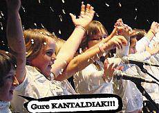 Sakanako haur kantariak oholtza gainera