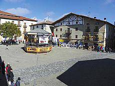 Herritarrek plaza "okupatu" dute Guardia Zibila "ospa" egiteko eskatuz