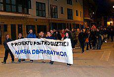 Alderdien jardueren etetea salatu dute udalak eta herritarrek