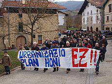 Hirigintza planaren kontrako manifestazio jendetsua