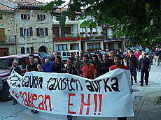 Zazpi urteko espetxe eskaera udala mehatxatu zutenendako