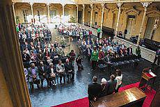 Urrezko ezteiak egin dituzten bi bikote omenduak