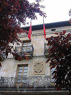 Gobernuaren salaketa baten ondorioz Nafarroako bandera udaletxeko balkoian