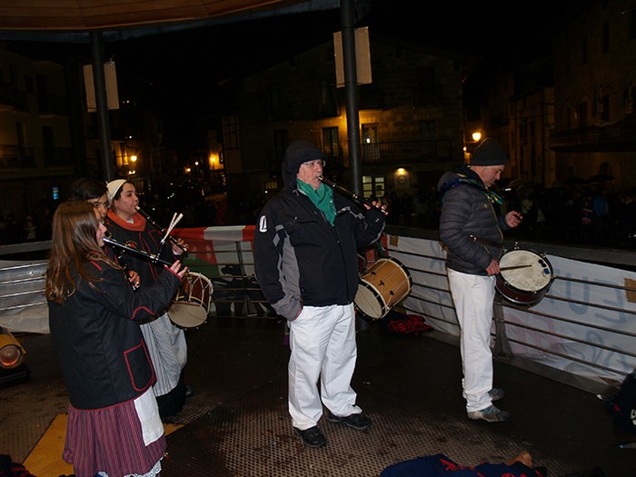 Kintoak zortzikoa dantzatzen - 36