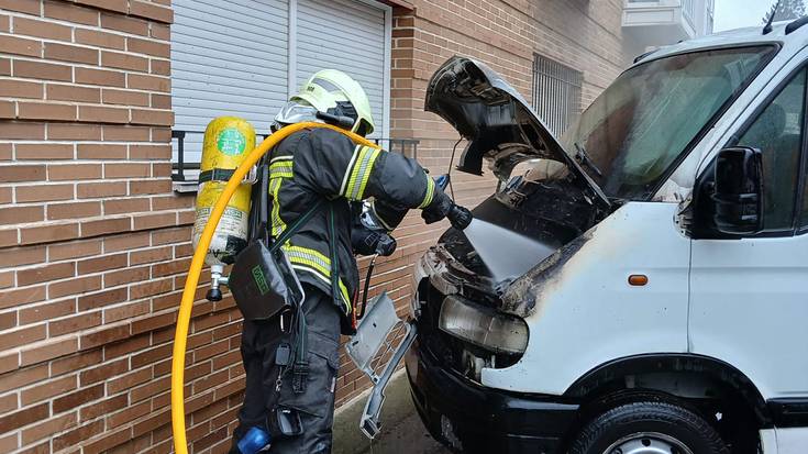 Suhiltzaileek su hartutako ibilgailua itzali zuten