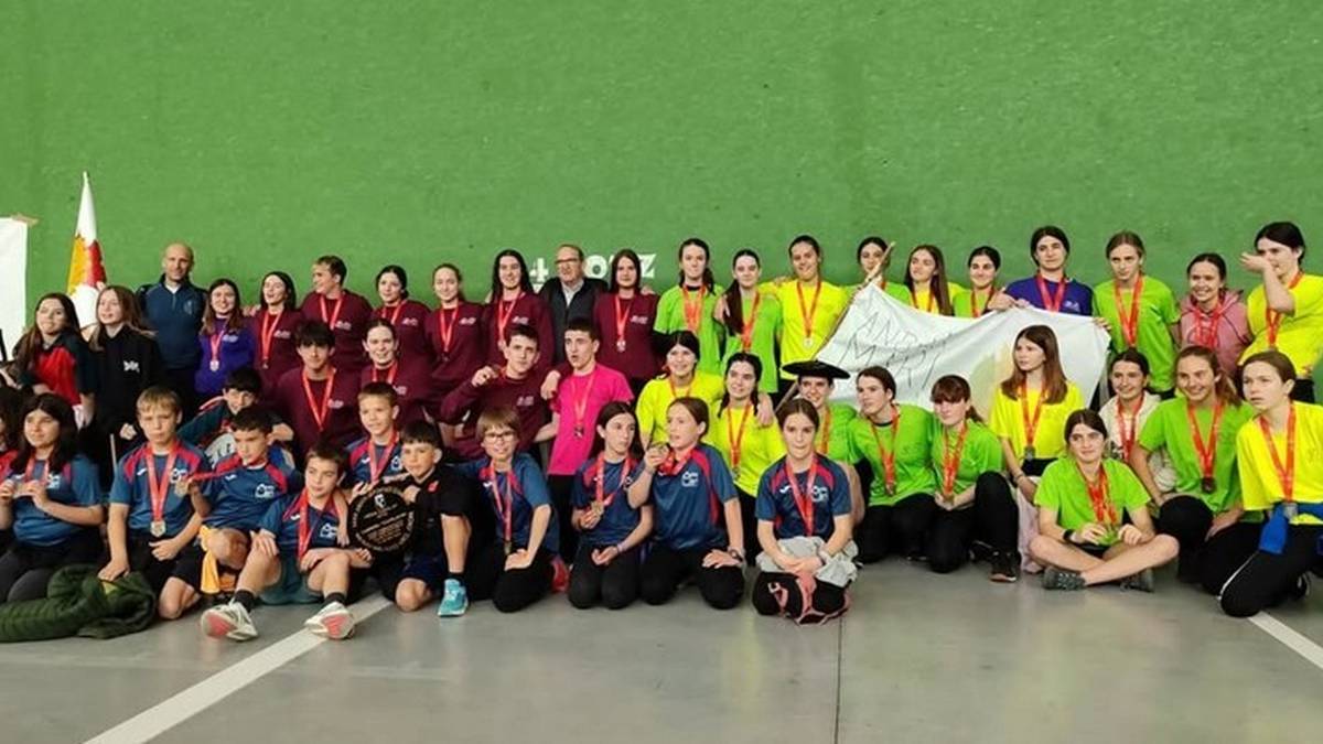 Andra Mariren bi txapelak