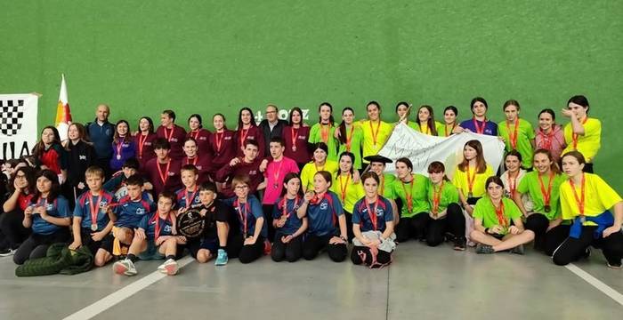 Andra Mariren bi txapelak