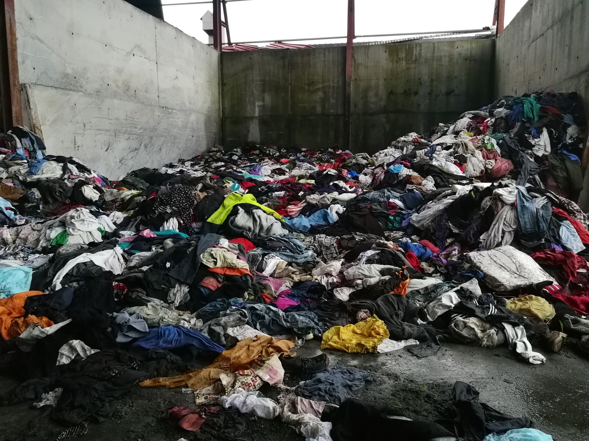 Gipuzkoak birziklatzeko arropa bilketaren informazio zehatza eskatu du