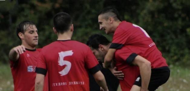 Lagun Arteak lidergoa galdu zuen, eta Etxarri Aranatzek bere partida irabazi