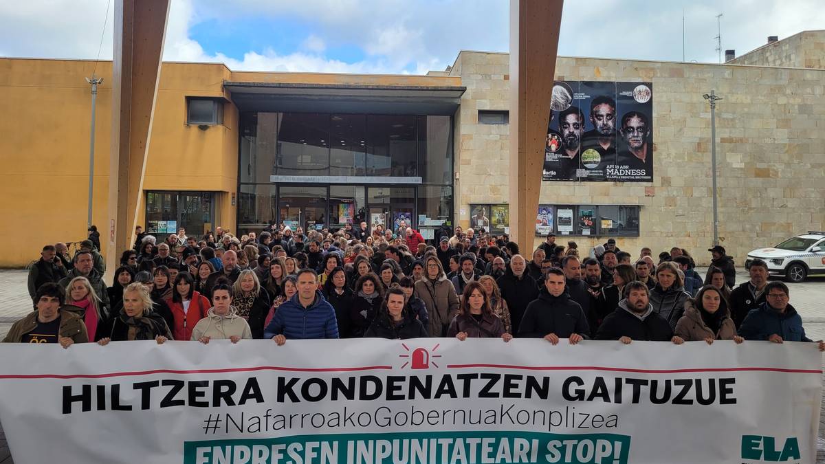 ELAk hiru lan heriotzak salatzeko elkarretaratzea egin du Altsasun