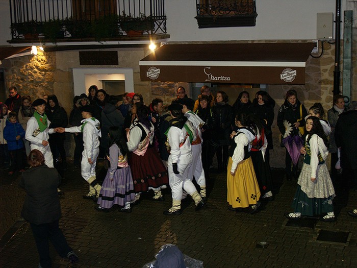 Kintoak zortzikoa dantzatzen - 37