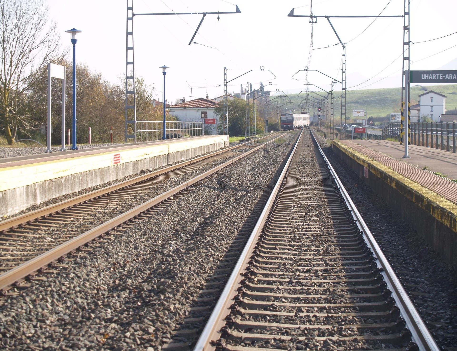 Iruña-Altsasu tren tarterako proiektuak idazteko kontratua eman nahi du