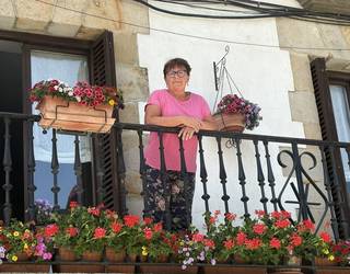 "Loreek alaitasuna ematen diote etxe bati. Balkoia hutsik ikustea pena litzateke"