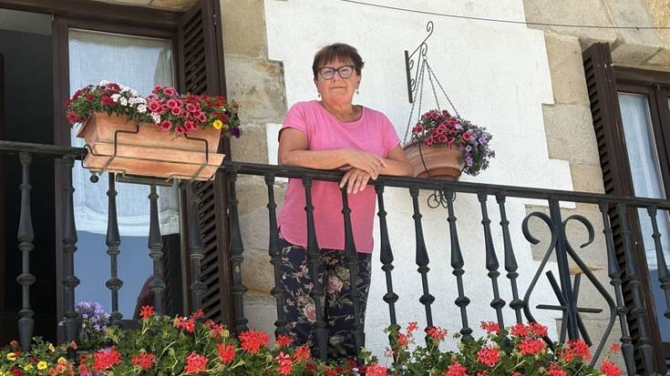 "Loreek alaitasuna ematen diote etxe bati. Balkoia hutsik ikustea pena litzateke"