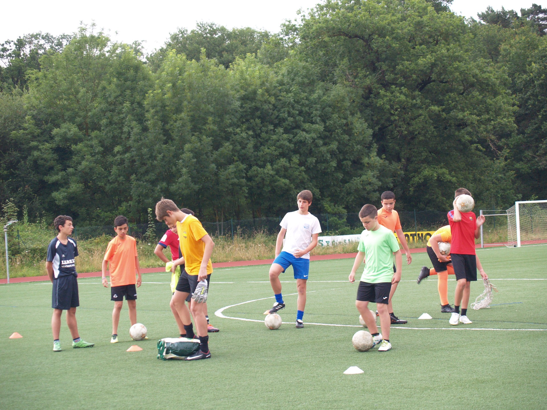 Udako futbol campusa: neskak Altsasun eta mutilak Uharte Arakilen