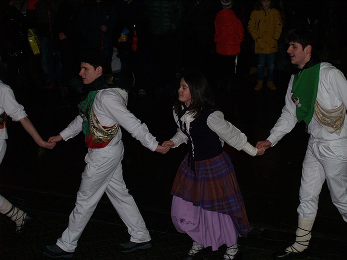 Kintoak zortzikoa dantzatzen - 42