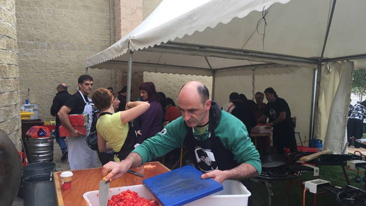Iñigo Aritza ikastolakoek paella prestatu zuten Nafarroa Oinezen
