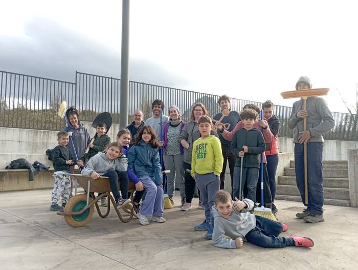 Eskolako kanpo gunea eraldatzen hasi dira