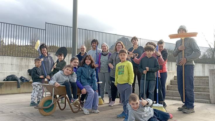 Eskolako kanpo gunea eraldatzen hasi dira